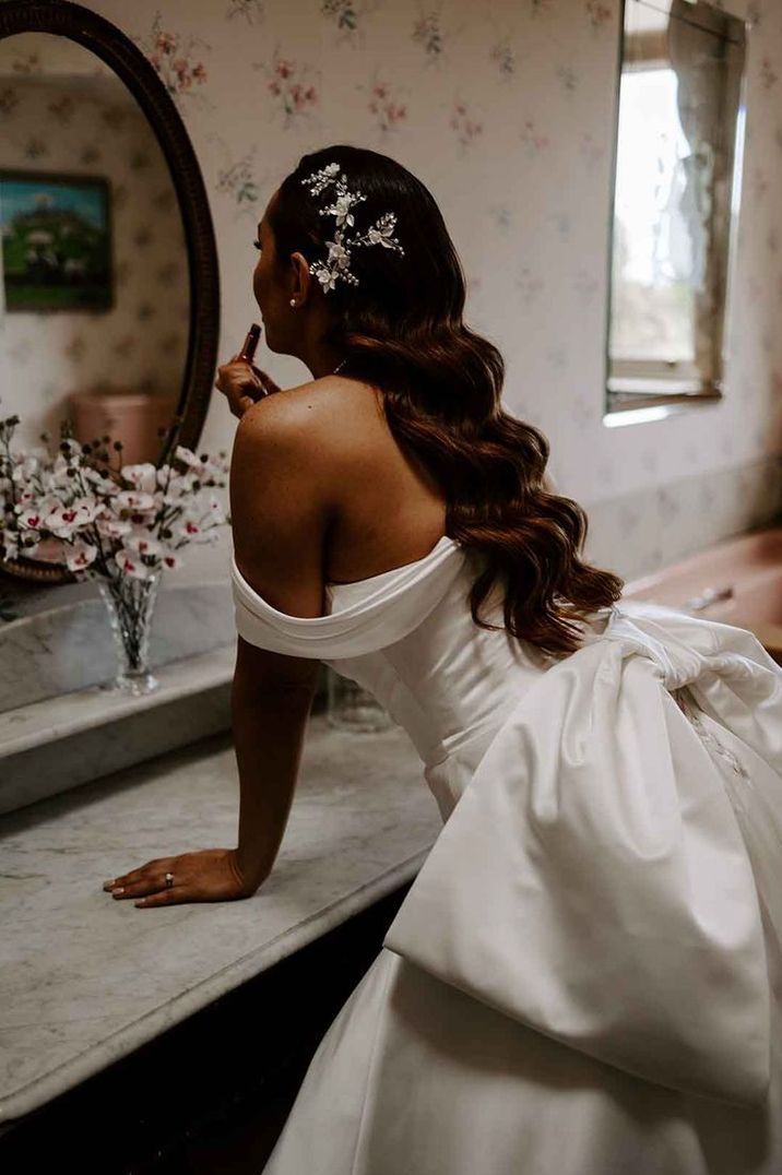 bride-wearing-long-dark-hair-in-hollywood-waves