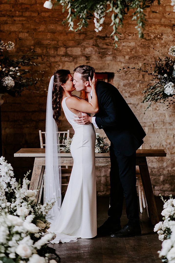 best-wedding-dates-astrology-with-bride-and-groom-kissing