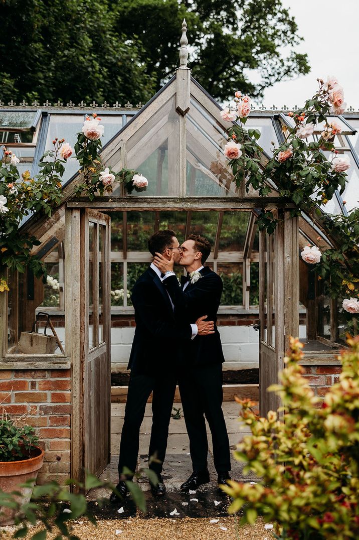 grooms-kissing-in-a-glasshouse-at-deer-park