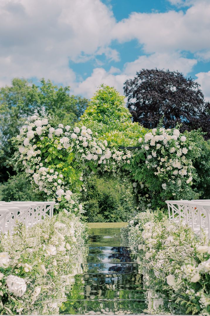 2025-wedding-flower-trends-with-white-flowers-and-mirrored-aisle