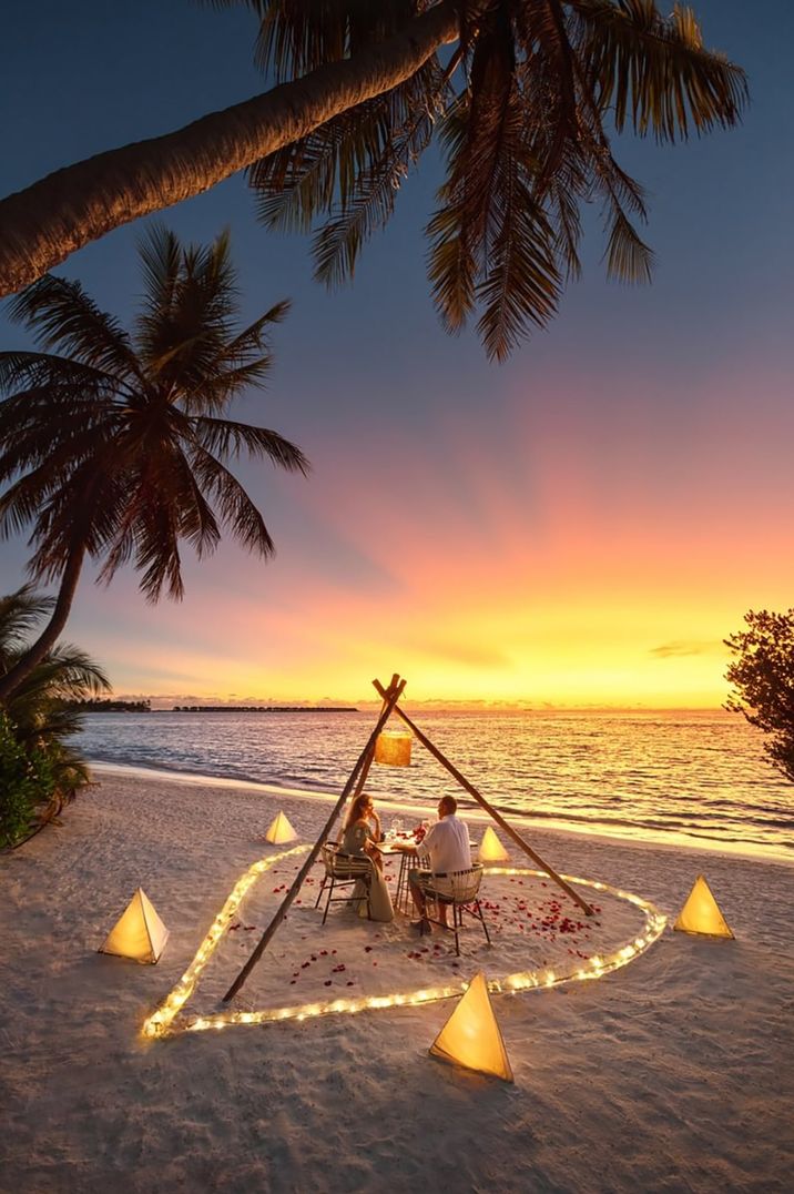 romantic-outdoor-proposal-maldives-valentines-day-getaway