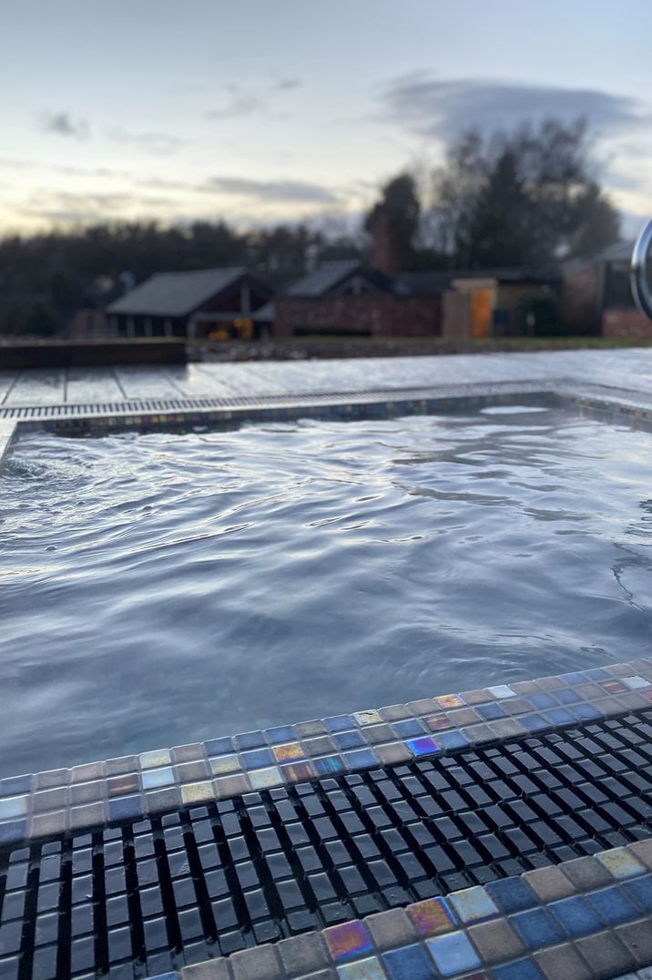 outdoor-heated-pool-spa-valentines-day-getaway