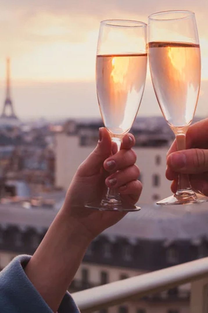 couple-drinking-champagne-in-paris