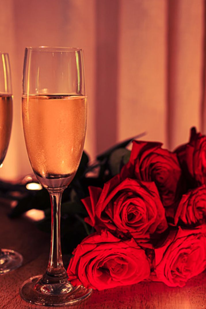 red-roses-and-champagne-glasses