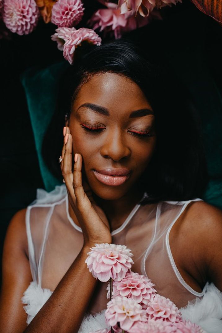 bride-wearing-pink-coloured-eyeliner-and-lipstick