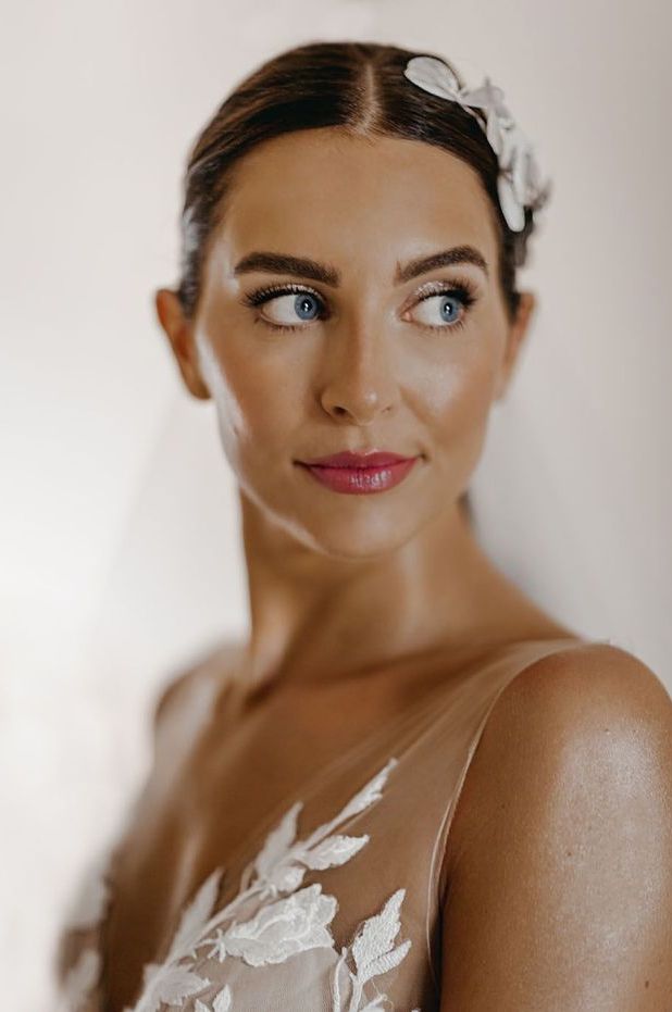 bride-wearing-glowy-wedding-makeup