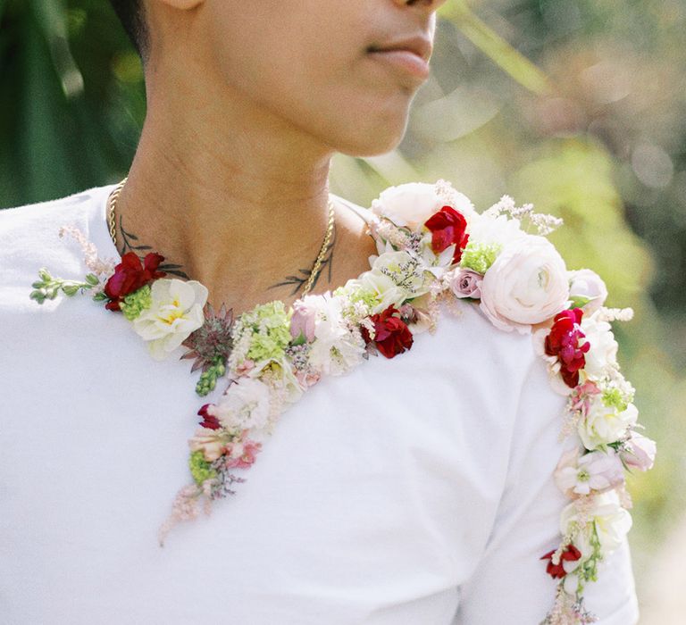 White t-shirt and flower collar 