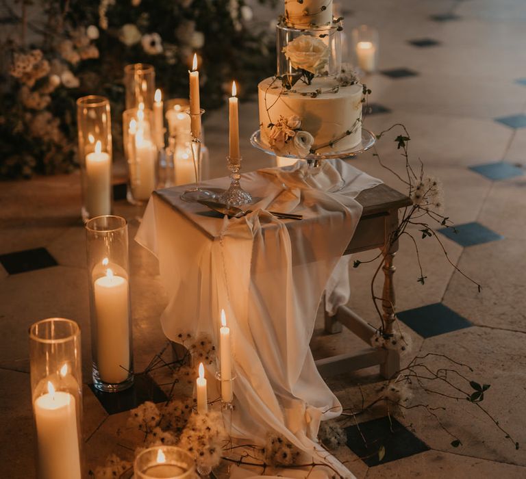 Elegant wedding cake and cosy candle light at Christmas wedding 