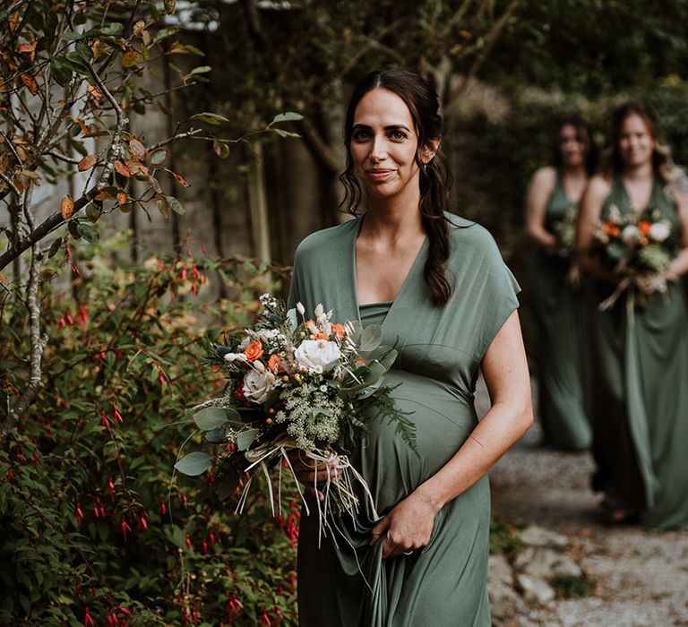 Bridesmaids wear green dresses 