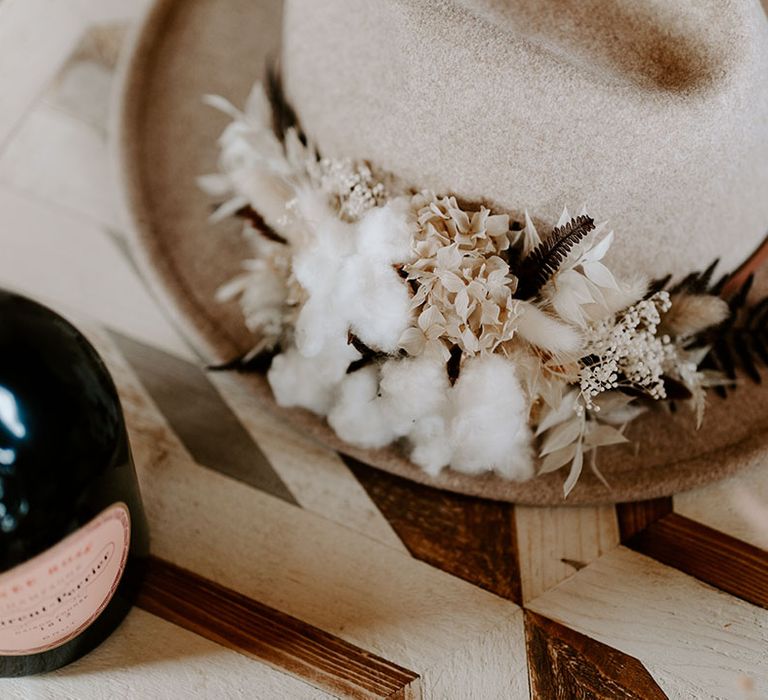 Bride's neutral wedding hat with cotton and dried flowers 