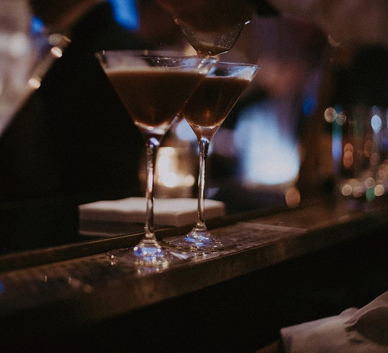 Bartender pours out cocktails for the wedding drinks 