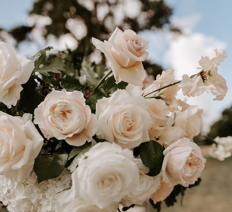 Delicate pale pink roses for the neutral theme wedding 