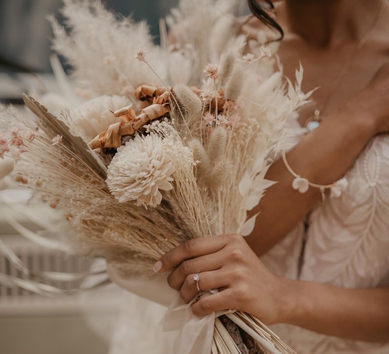 neutral flower bouquet with dried grasses 