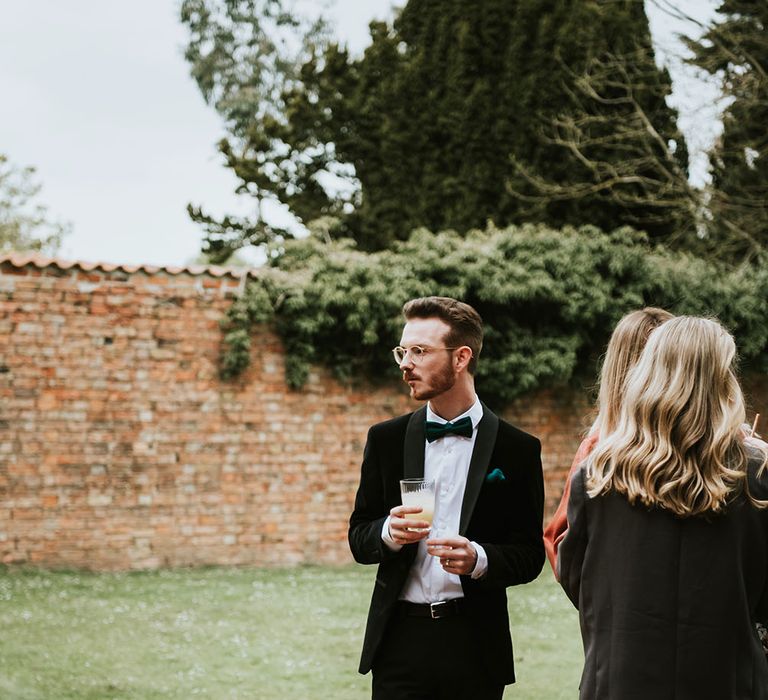 Man of Honour wears black tie complete with emerald green bow tie 