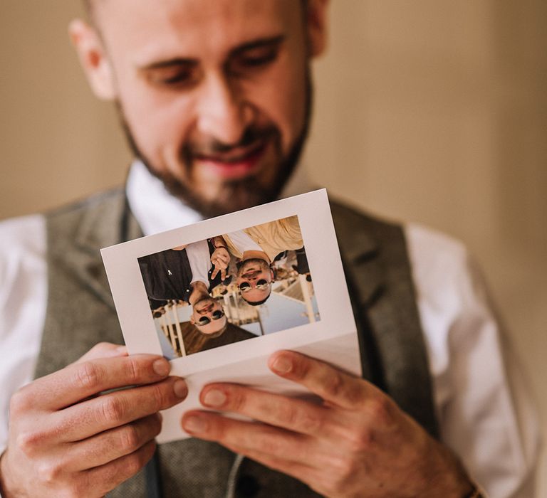 The groom reads a personalised letter on the morning of the wedding 