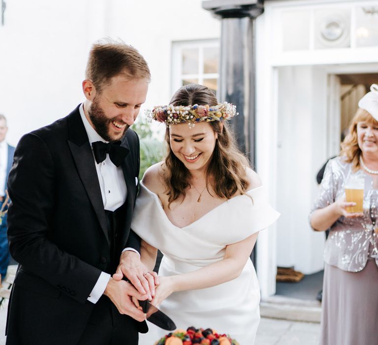 Bride & groom cut their wedding cake 