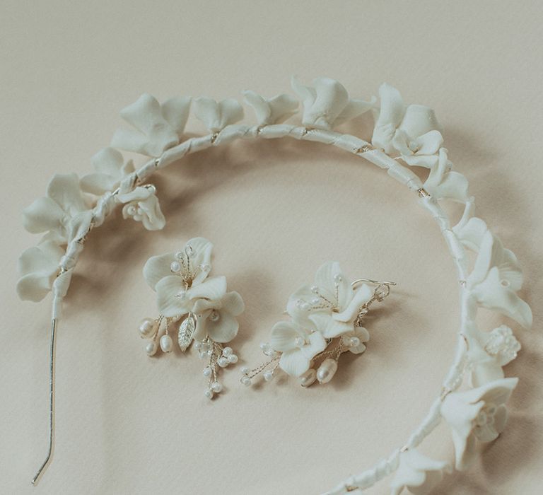 White flower headband and earrings with pearl details 