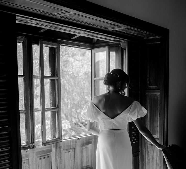 Bride in puff sleeve Alexandra Grecco dress