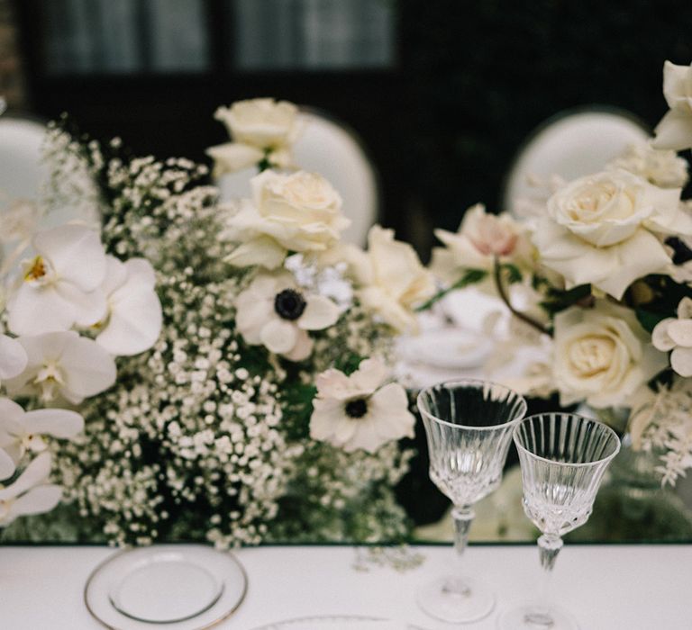 White wedding flower arrangements for simple wedding table setting 