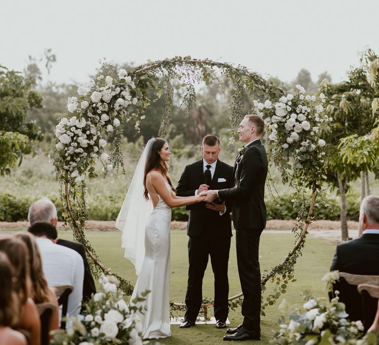 Getting married in a rustic and minimal outdoor ceremony in Mexico