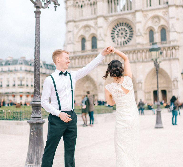 Couple dance in front of the Arc de Triomphe