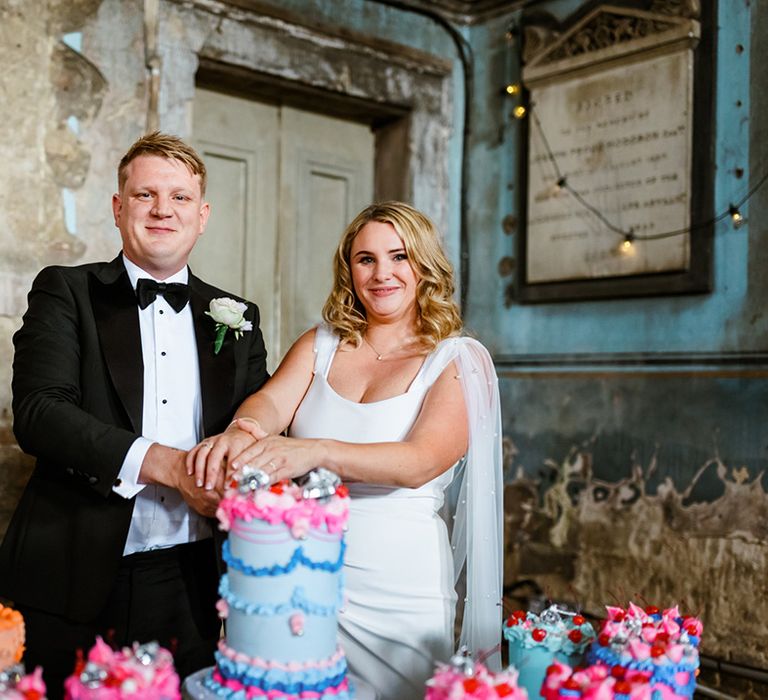 Bride & groom cut mini wedding cakes with retro styling 