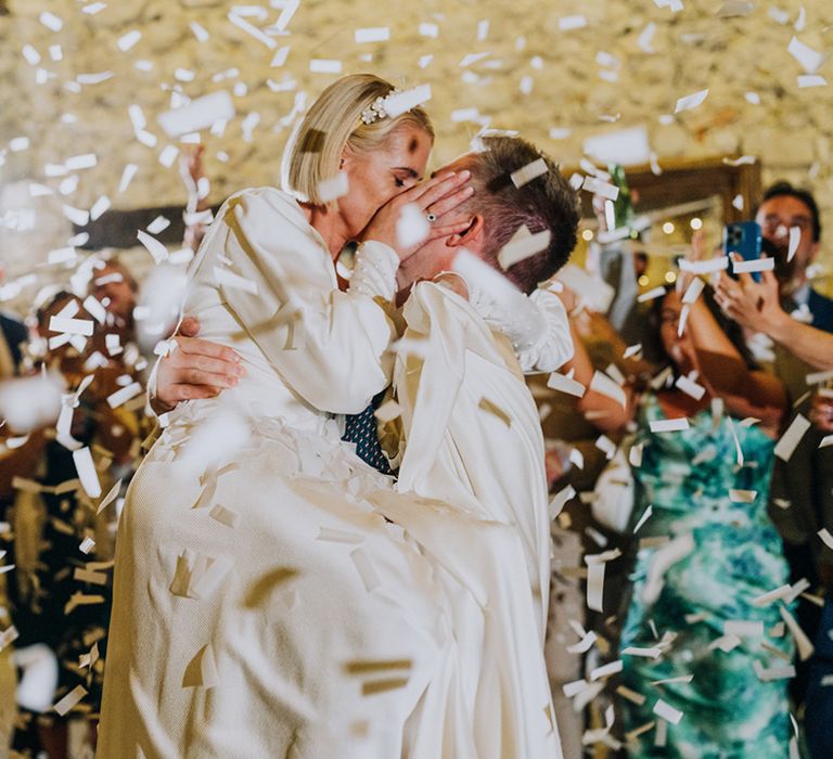 confetti cannon first dance wedding day moment 