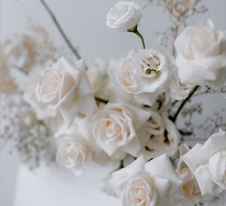 Delicate white wedding flower decor 