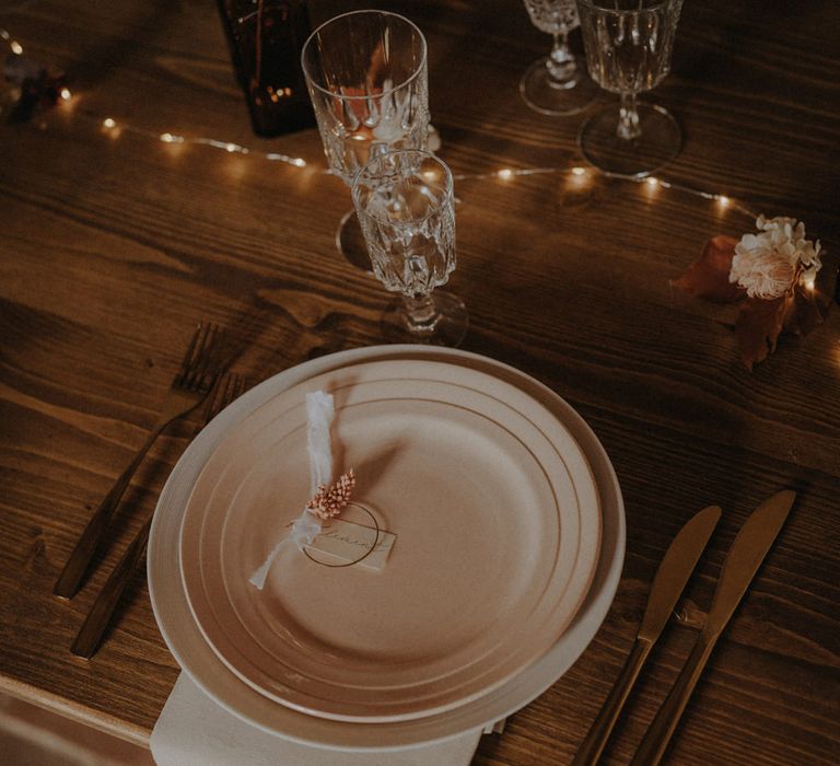 Place setting with coloured tableware, and hoop name place setting