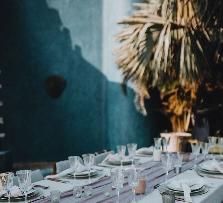 Wedding tablescape with dusty pink runners and ribbed glassware at Tigre Del Mar wedding