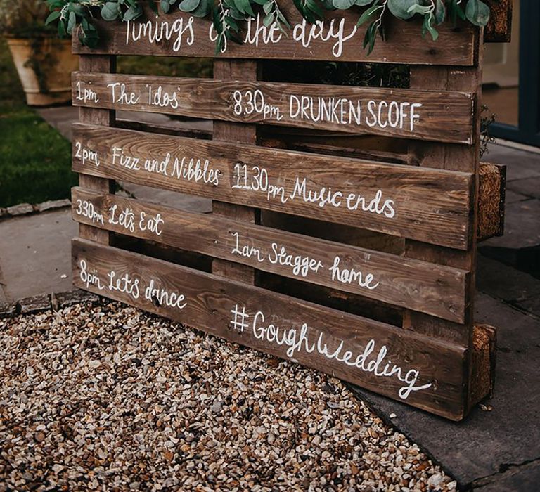 DIY wooden pallet wedding sign idea 