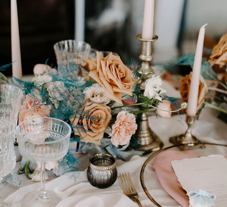 Cafe au late roses, pink carnations and blue astilbe wedding flower centrepiece decor 