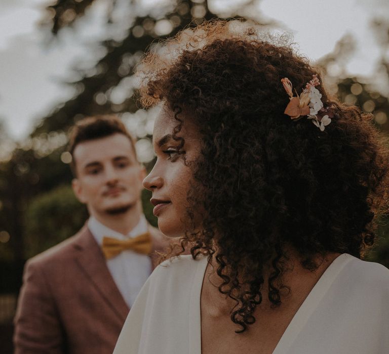 Bride with naturally curly hair and flowers