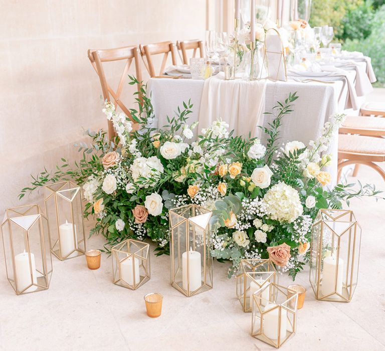 Creams, lemons, whites and yellow coloured wedding flowers decorate the outdoor reception area 