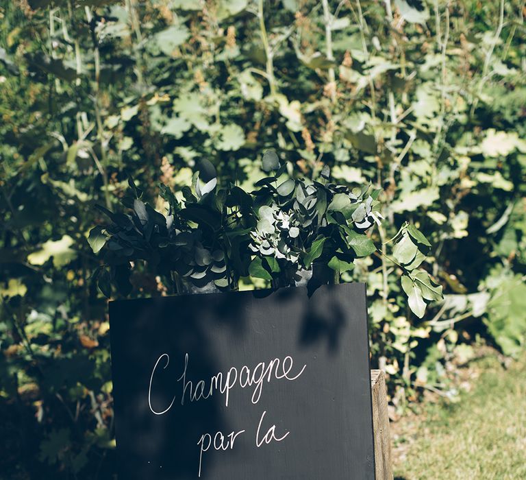 Chalkboard French wedding sign leading guests to the champagne. 