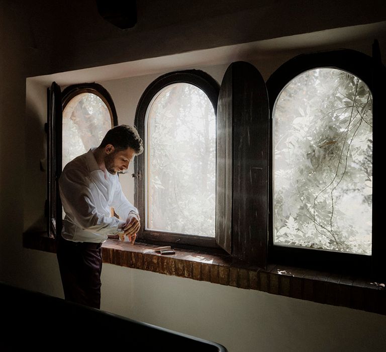 The groom gets ready for his wedding 