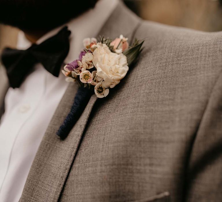 Groom's neutral mixed floral boutonniere 