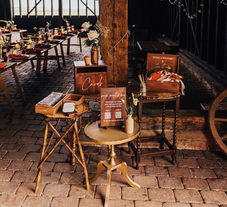 Wooden plagues, fairy lights & autumn vibes in Boho Barn wedding