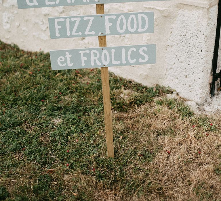 Signage at French wedding that reads 'Le mariage d'Emma et d'Ali. Fizz, food et frolics.'