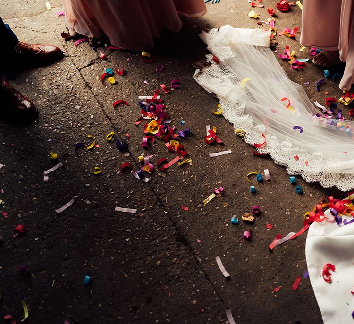 Bridal dress with flowing chain and bright confeti 