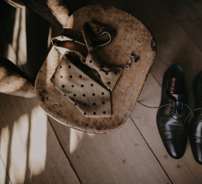 Groom's Massimo Dutti suit tie and black shoes