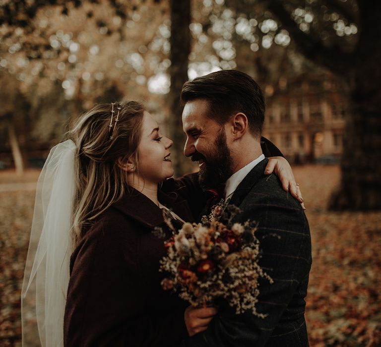 Bridal hairband and dried flower bouquet