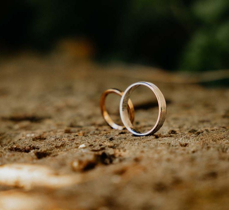 Gold rings on the floor before wedding ceremony outdoors in Italy | Royal Studio