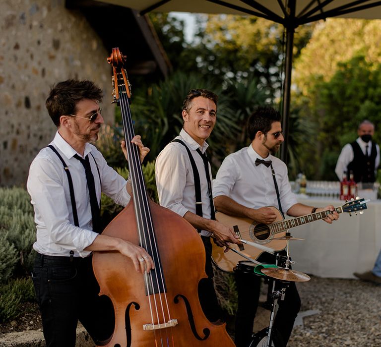 Band plays outdoors on wedding day in Tuscany 