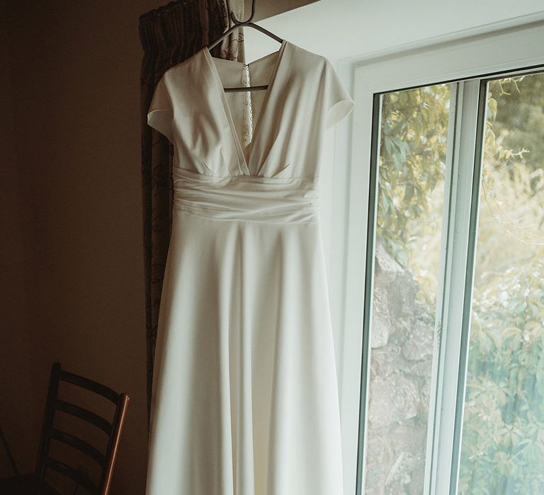 Bride's wedding dress with short sleeves and V-neckline 