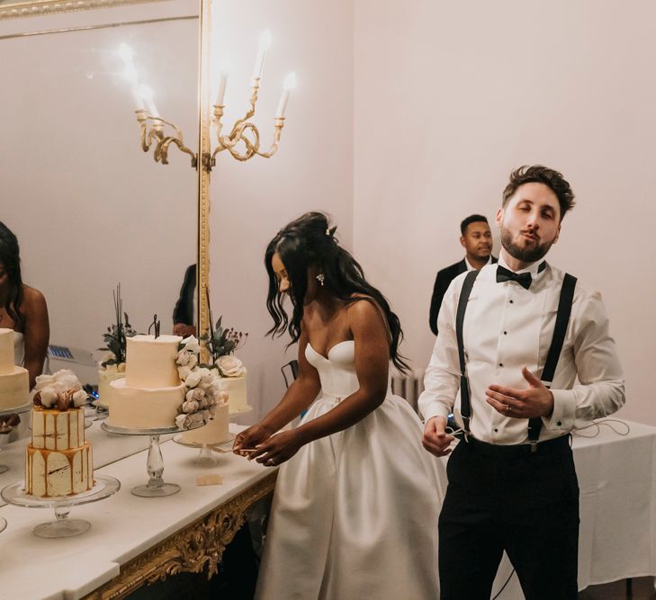 Bride and groom cutting the wedding cakes 