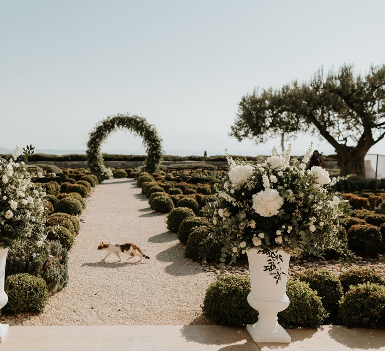 Lush green wedding ceremony setting complete with floral installation  | Hannah MacGregor Photo & Film