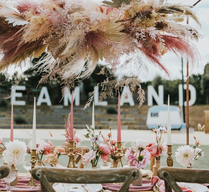 Pink and white coloured taper candles in gold candlesticks for wedding table deco rat Dreamland Margate 