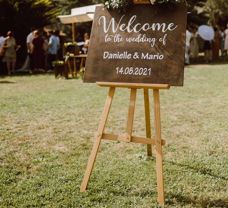 Welcome sign to the wedding of Danielle and Mario