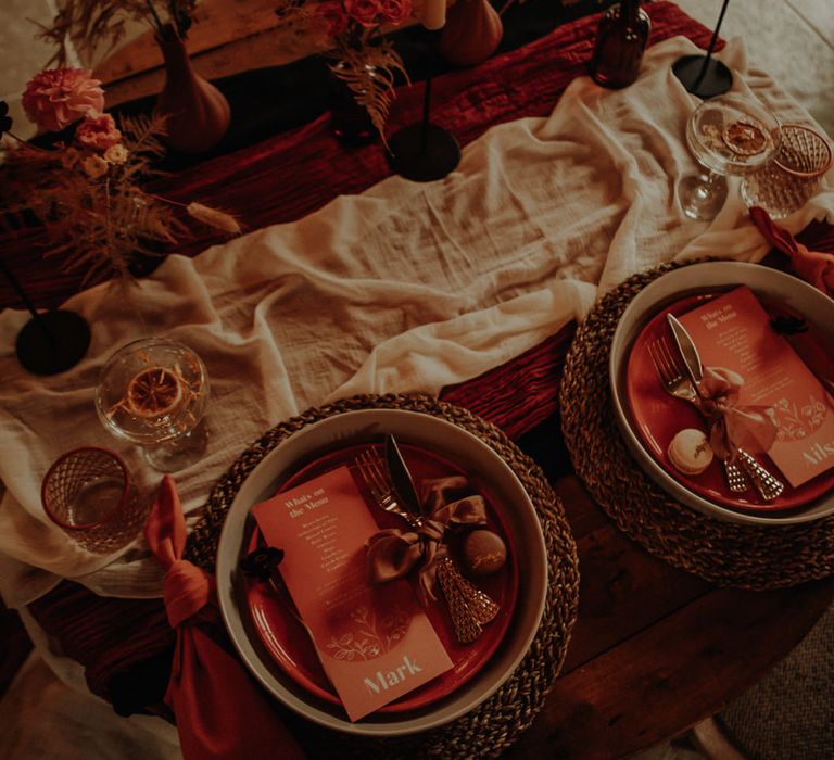 Place settings at sweetheart table 